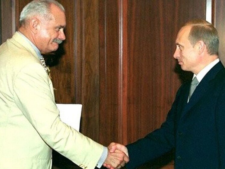 Бокал красного вина за на президента Путин вспомнил случай на юбилее Михалкова Путин вспомнил как на юбилее Михалкова один из гостей пролил на него красное вино извинялся обещал завязать но по словам президента слово не сдержал Президент РФ также признался что в его многолетней дружбе с Михалковым есть особая химия Он отметил что считает кинорежиссера истинным патриотом России 21 октября Михалкову исполняется 80 лет В его активе Утомленные солнцем Свой среди чужих и титул Героя Труда Подпишитесь на Абзац TG VK Дзен MAX Rutube