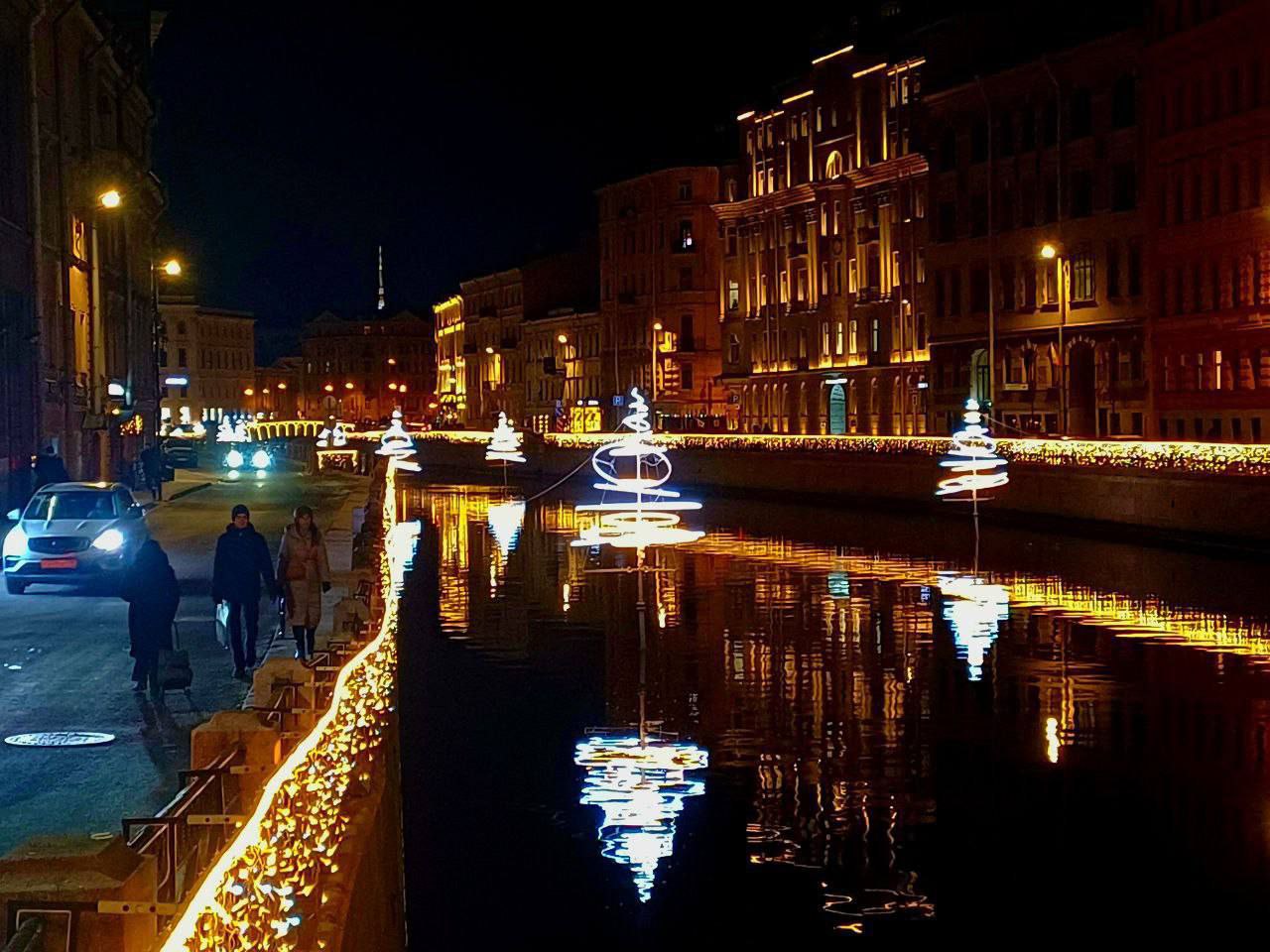 Лидером по расходам на новогодние украшения в этом году стал Петербург На праздничное оформление там потратили 1 млрд 229 млн рублей Почти в 40 млн рублей городу обошелся световой тоннель в Адмиралтейском районе Остальные деньги потратили на световые арки праздничную подсветку мостов деревьев фасадов зданий и улиц закупку искусственных елей Москва потратила на декорации в 3 раза меньше 414 млн рублей На 30 млн из них приобрели ели в Коммунарке 28 225 млн стоили световые конструкции со звездами часами и оконными рамами которые должны появиться на улицах ЦАО Недавно в соцсетях появился новый тренд жители регионов делились новогодними декорациями в своих городах и сравнивали их с украшениями в Москве Больше новостей в Daily News