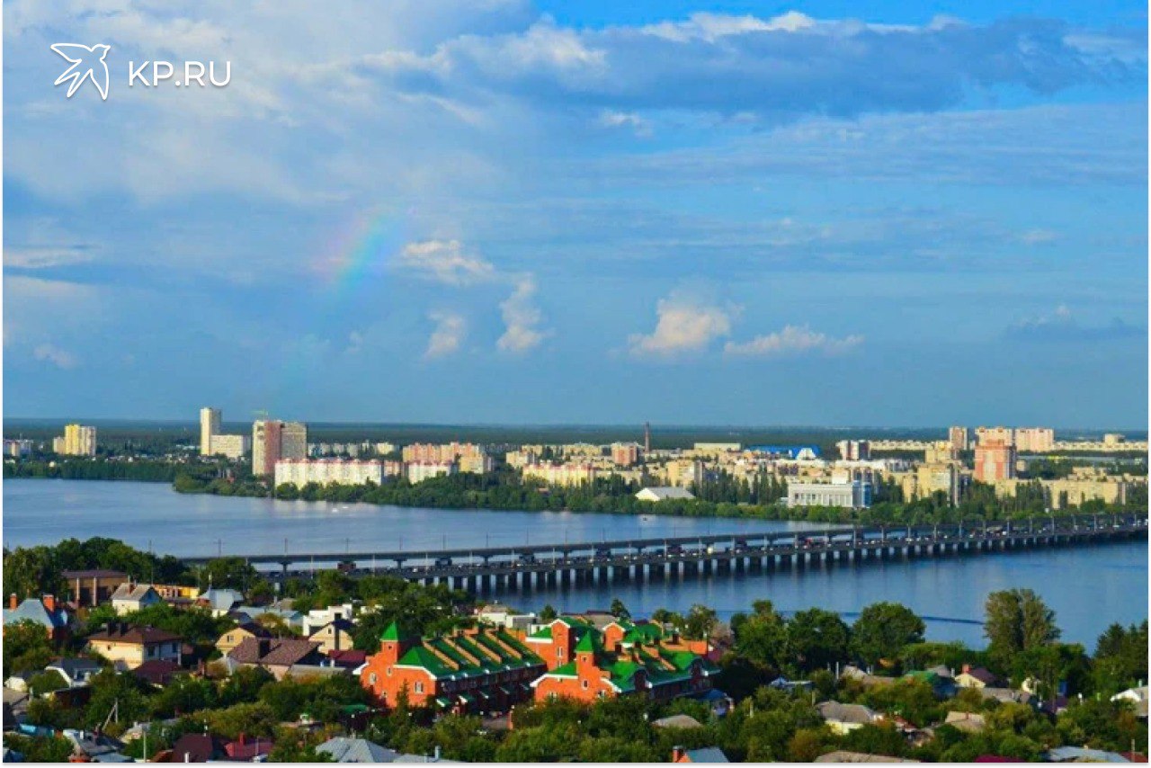 В Воронеже введут туристический налог с 2026 года 12 ноября на заседании воронежской городской Думы депутаты единогласно проголосовали за введение туристического налога Он начнет действовать с 1 января 2026 года и коснется только иногородних и иностранных гостей которые остановятся в официальных гостиницах города 10 ноября идею уже одобрили на профильной комиссии по бюджету и экономике тоже без единого голоса против Нововведение коснется только тех кто приезжает из других регионов или стран и селится в 77 гостиницах Воронежа внесенных в единый реестр классифицированных отелей От налога освобождены постоянные жители региона имеющие регистрацию по месту жительства и вынужденные переселенцы прибывшие с территории Украины или из субъектов РФ с особыми уровнями реагирования при условии их проживания в пунктах временного размещения Налог для туристов от стоимости проживания будет не менее 100 рублей в сутки Размер ставки вводят поэтапно в 2026 году 2 в 2027 году 3 в 2028 году 4 с 2029 года 5 Это поможет собрать в бюджет города дополнительно более 80 миллионов рублей в год Деньги пойдут на развитие туризма новые маршруты события благоустройство достопримечательностей