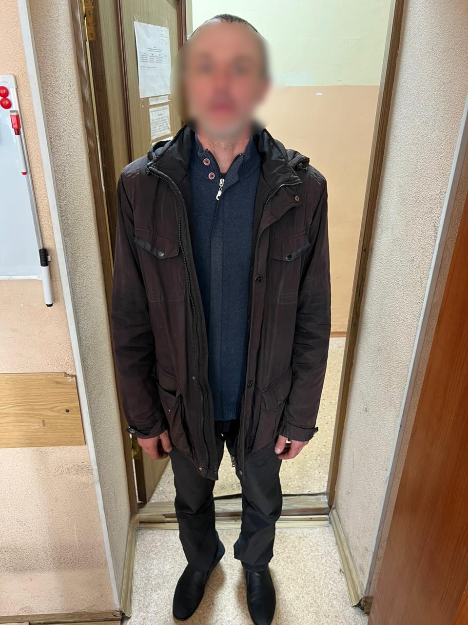 В Благовещенске грабитель уснул на месте преступления Незадачливый злоумышленник проник в чужой дом через окно 2 ноября По информации УМВД России по Амурской области 45 летний местный житель ранее уже судимый за кражи и наркотики был уверен что хозяев нет Он упаковал в пакеты бензопилу и телевизор В процессе мужчина так устал что решил передохнуть Он заснул прямо на месте преступления Его отдых прервала вернувшаяся домой хозяйка Она вызвала полицию которая и задержала спящего воришку Теперь ему грозит до 6 лет лишения свободы АОТВ Фото t me mvd 28 amur