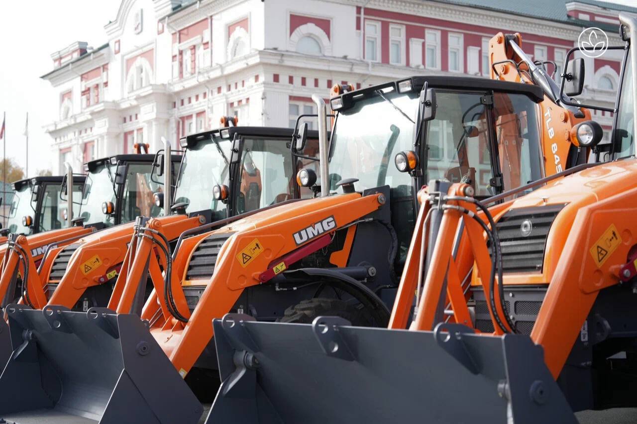 Росагролизинг поставил в южные регионы агротехнику на 95 млрд рублей Мы проинвестировали в регионы ЮФО порядка 95 млрд рублей Краснодарский край здесь номер один В этом году к сожалению техники было поставлено чуть меньше чем в прошлом году но это связано в том числе с погодными условиями в регионе Думаю что мы наверстаем далее отметил генеральный директор компании Павел Косов В рамках программ Росагролизина российские компании приобрели в 2025 году 43 самоходной техники и 77 комбайнов rosagroleasing АПК Подписаться Забустить