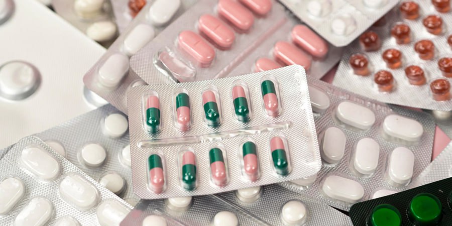 ‍ В Саратове возбудили дело о сбоях в обеспечении льготными лекарствами  В Саратовской области возбудили уголовное дело по факту халатности сотрудников регионального министерства здравоохранения, которые допустили сбои в обеспечении населения льготными лекарствами.  В период с 2024 года по июль 2025 года должностные лица минздрава не приняли меры по своевременной закупке лекарств. В итоге из-за их халатности были нарушены права более 5 тысяч граждан. Помимо этого, не удалось обеспечить реализацию программы по оформлению заявок на льготное лекарственное обеспечение.  Отметим, что проблемы с лекарством для льготников для нашего региона стали частой практикой. Несмотря на обещания регионального министерства здравоохранения наладить систему, проблема пока не разрешена. Подробнее читайте на сайте «Четвертой Власти».