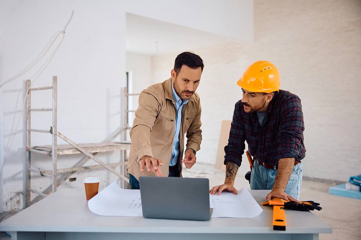 Ремонт в Москве может подорожать на четверть уже в 2026 году  В 2026 году стоимость капитального ремонта квартир под ключ в Москве может вырасти на 20 25 следует из исследования Domeo  Средняя цена ремонта в сегменте эконом может достигнуть 35 тыс руб за кв м в премиальном 135 тыс руб за кв м  Сильнее всего могут подорожать керамогранит ламинат и кварц винил 15 18 межкомнатные двери 20 окна ПВХ до 30 сантехника 14 20 и кухонные гарнитуры 12 15  Среди причин повышение НДС до 22 высокие кредитные ставки удорожание импорта и логистики а также дефицит рабочей силы в строительстве Фото Drazen Zigic Shutterstock FOTODOM Читать РБК Недвижимость в Telegram