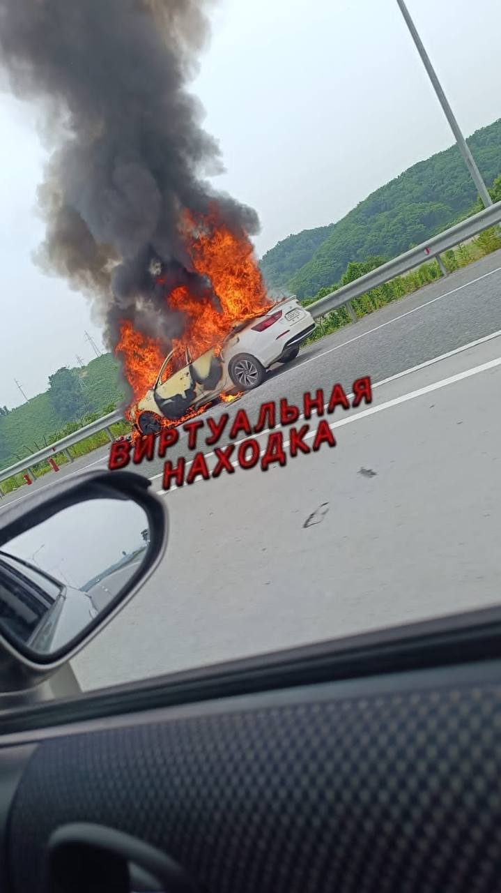 Огонь уничтожил автомобиль на трассе в Приморье    Днем на объездной трассе в районе поворота к Шкотово вспыхнул автомобиль. Машина была охвачена пламенем и выгорела полностью. К счастью, никто не пострадал.   Источники:  , Nakhodka_Virtual