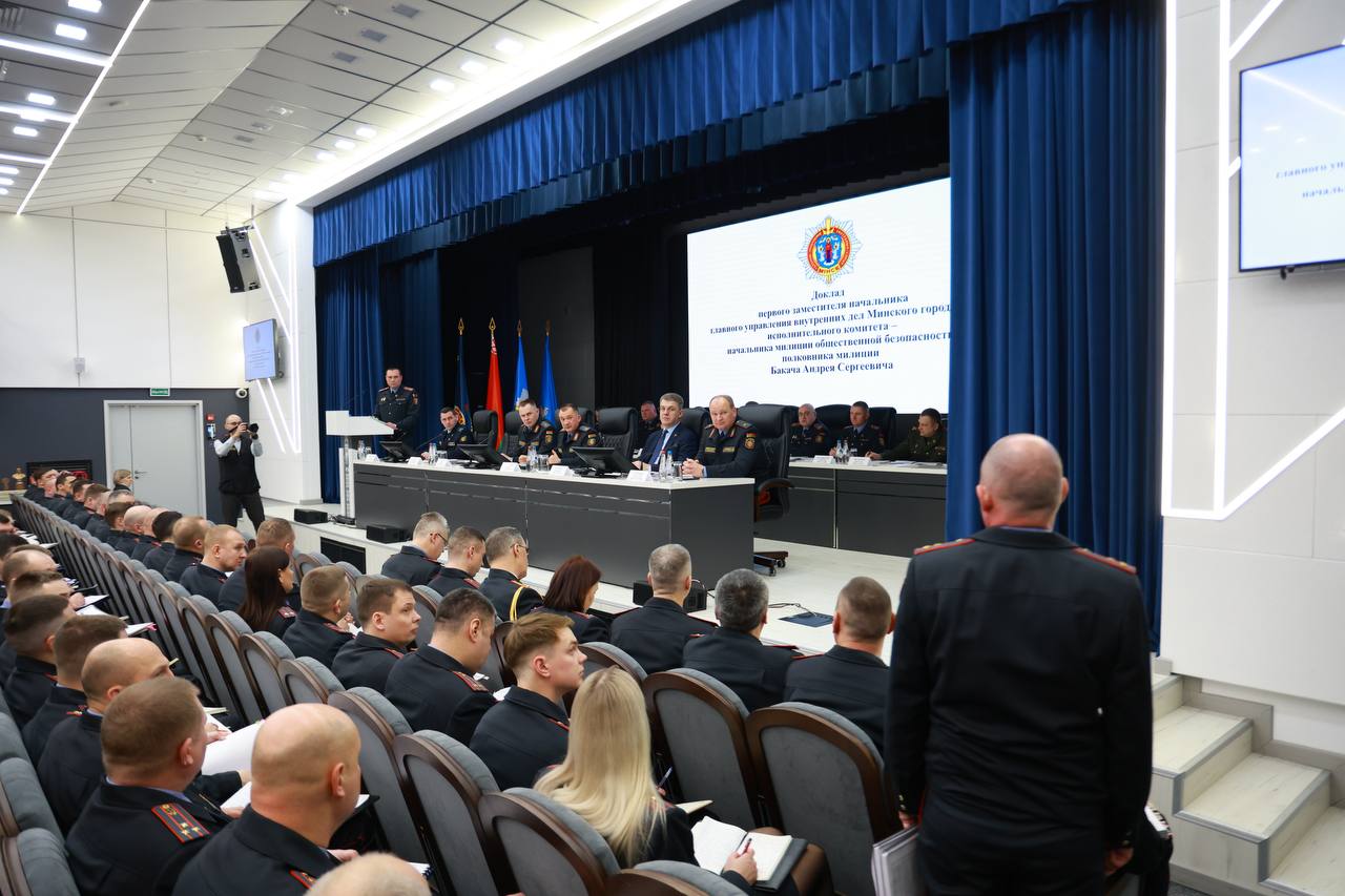 Владимир Кухарев принял участие в заседании коллегии ГУВД Мингорисполкома Подведены итоги работы служб и подразделений столичной милиции в 2025 году а также состоялся ритуал вручения погон специальных званий Председатель Мингорисполкома поблагодарил стражей порядка за системную комплексную работу в прошлом году и обозначил совместные задачи на 2026 й Фото Мингорисполком Минск Новости MINSKNEWS BY Telegram Viber FB VK Inst TikTok YouTube