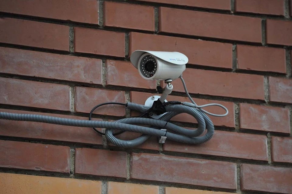 80 тысяч камер научат следить за порядком во дворах Петербурга В 2026 году к нейросети Городовой подключат свыше 80 тысяч уличных камер теперь за чистотой и благоустройством будут следить ИИ во всех 18 районах города В ближайшие годы цифровая инспекция охватит весь Петербург Система уже работает в четырёх центральных районах автоматически выявляя нарушения и оповещая ответственных Анатолий Жданов Читай нас в MAX Читай нас в Telegram