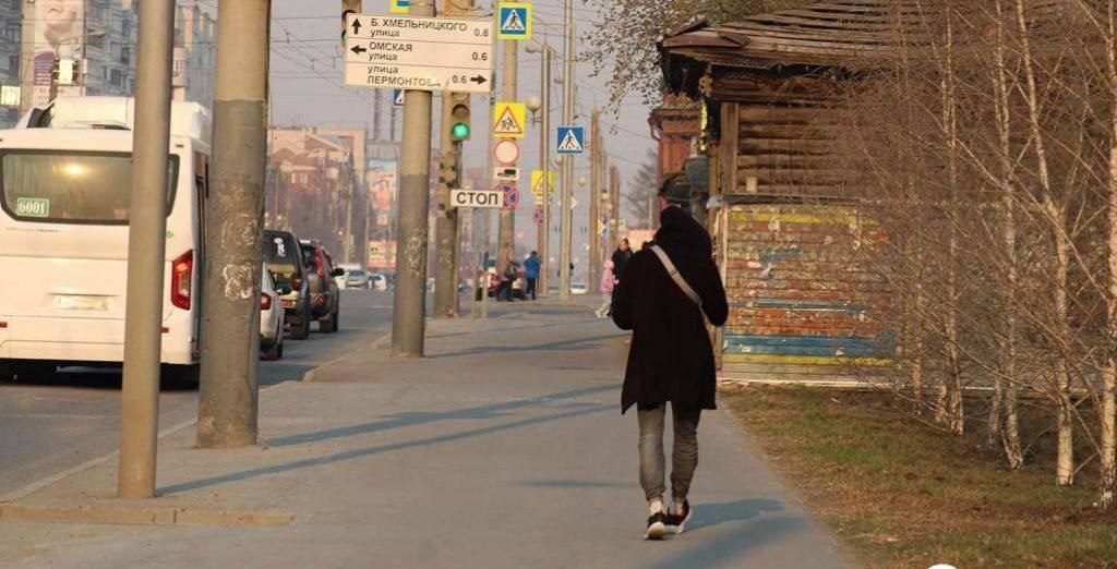 В Омске появится новый тротуар У школы № 78 на улице Чайковского в Ленинском округе начали укладывать новый асфальтовый тротуар с бордюрным камнем. Работы ведутся в рамках программы по благоустройству пешеходных зон. В округе уже обновили 11 тротуаров и заасфальтировали 4 грунтовые дороги. Всего этим летом планируют привести в порядок 74 объекта — от тротуаров в частном секторе до внутриквартальных проездов. А до конца года по всему Омску планируется: отремонтировать 231 тротуар; построить 53 новых дорожки; привести в порядок 174 дворовых проезда; заасфальтировать 54 грунтовые дороги в частном секторе. Подписаться Прислать новость