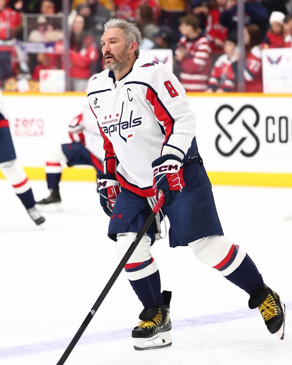 Овечкин сравнялся с Гретцки по набранным очкам в НХЛ за один клуб Российский форвард Вашингтона отметился голевой передачей в матче с Детройтом Теперь на его счету 1669 очков 919 750 в джерси Кэпиталз По этому показателю Александр сравнялся с Уэйном Гретцки 1669 очков за Эдмонтон Подписывайтесь на РИА Новости Спорт в MAX