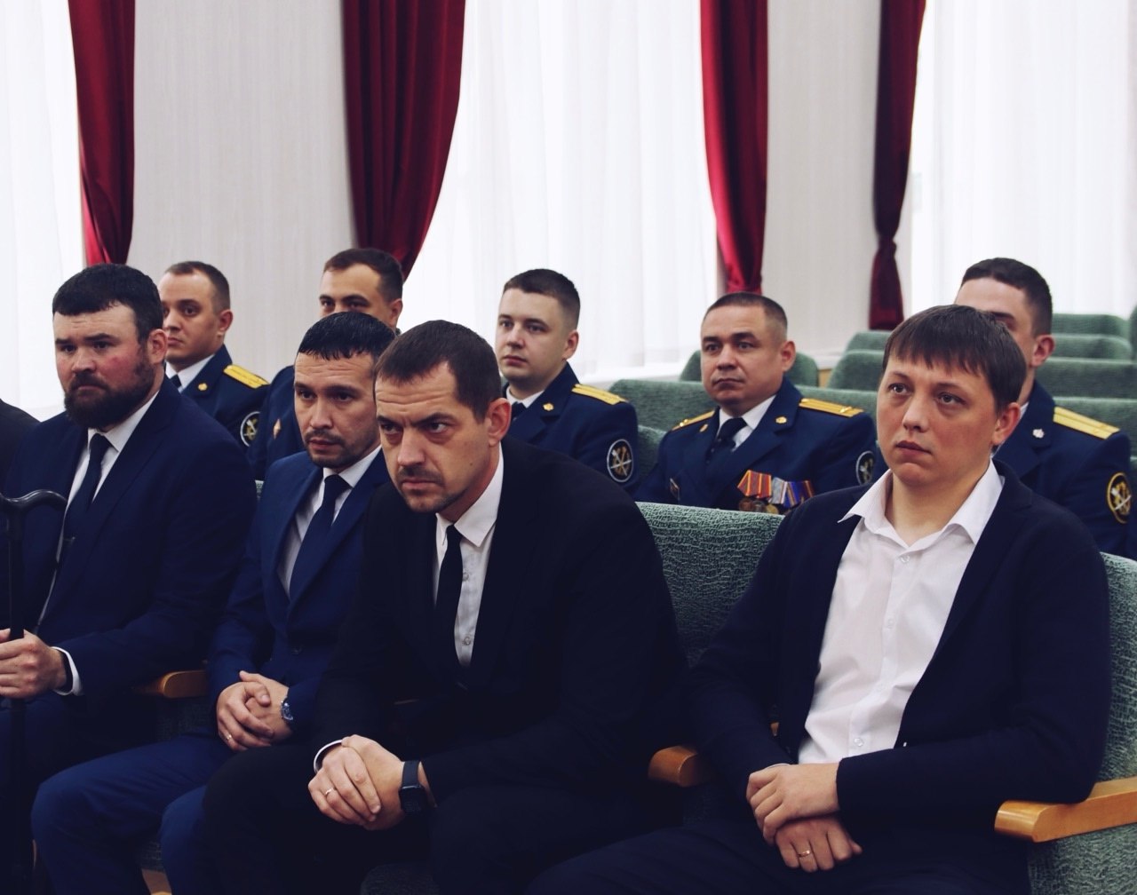 В ГУФСИН по Свердловской области прошло награждение волонтеров и сотрудников МВД ФСБ и Русской медной компании РМК за помощь в поиске террористов сбежавших из СИЗО 1 в Екатеринбурге Начальник ГУФСИН генерал лейтенант внутренней службы Александр Федоров поблагодарил всех за участие в поиске беглецов Он отметил высокий уровень взаимодействия между силовыми структурами Русской медной компанией волонтерами и местными жителями Фото пресс служба ГУФСИН России по Свердловской области kommersantural