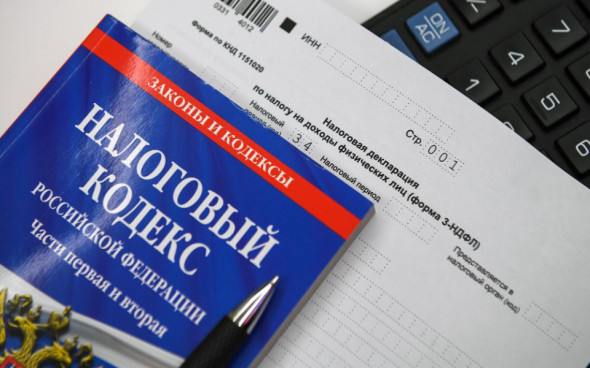 Минфин обсуждает проблему повышенного НДФЛ по бумагам X5 и «Русагро»  Департамент налоговой политики Министерства финансов прорабатывает вопросы порядка налогообложения по операциям с ценными бумагами экономически значимых организаций  ЭЗО . Такой ответ от ведомства получила Ассоциация владельцев облигаций  АВО  на свое обращение, направленное в январе  ответ Минфина есть у «РБК Инвестиций» .       Речь идет о проблеме повышенного налога на прибыль с инвестиций в бумаги компаний, которые вернулись в Россию в рамках принудительной редомициляции  X5 и «Русагро» , а также о потере трехлетней льготы долгосрочного владения.    «Поправки в налоговое законодательство, они уже обсуждаются. Главное здесь — не создавать необоснованное повышенное налогообложение. Минфин [участвует в обсуждении], в том числе», — заявил глава комитета Госдумы по финансовому рынку Анатолий Аксаков, предположив, что они могут быть приняты в первом полугодии 2025 года.   Руководитель направления нормотворчества и регуляторных инициатив АВО Алексей Пономарев, комментируя полученные ассоциацией ответы отметил, что они дают надежду на решение поднятых вопросов.  «Долгосрочный инвестор „Русагро“, который не продавал бумаги и пошел с ними в редомициляцию, не только лишился права на учет почти 90% своих расходов при расчете НДФЛ, но еще и потерял льготу по ЛДВ. При этом краткосрочные трейдеры которые приобретут и продадут акции сейчас — смогут учесть все 100% расходов при расчете налога. Получается, что текущее регулирование поощряет только краткосрочные сделки и демонстрирует инвесторам, что долгосрочное владение бумагами может быть чревато значительными потерями из-за смены „правил игры“ со стороны государства», — удивляется Пономарев.  Подробнее о проблемах и пример, как в текущей ситуации будет рассчитан налог после продажи акций «Русагро», если законодательство не поменяют