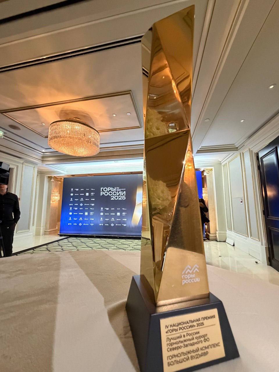 Горнолыжный курорт Большой Вудъявр признан лучшим курортом Северо Западного Федерального округа За награды ежегодной премии Горы России боролись более 100 курортов и объектов гостеприимства в разных номинациях Отметим лыжный сезон на северном склоне курорта Большой Вудъявр традиционно стартует в ноябре Всего в этом сезоне для гостей будут работать 11 горнолыжных комплексов а катание может продлиться до начала июня что делает горнолыжный сезон в Мурманской области самым длинным в стране Курорт Большой Вудъявр