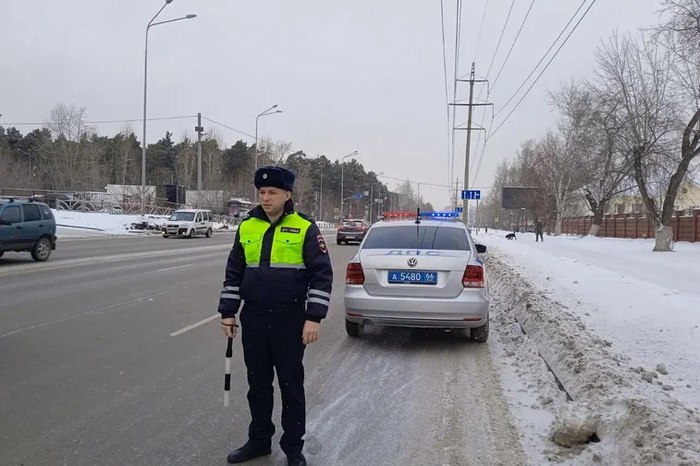 Глава свердловской Госавтоинспекци объяснил алгоритм остановки ДПС транспортных средств  Если вы водитель, вас перестали останавливать сотрудники ДПС и вы пришли к мнению, что ГАИ позволяет нарушителям чувствовать свою безнаказанность, то вы ошибаетесь. Это всего лишь означает, что изменился сам принцип проверок на дорогах, сообщил на пресс-конференции в Екатеринбурге начальник Управления Госавтоинспекции Свердловской области полковник полиции Алексей Спиридонов.  «Если раньше количество экипажей выставлялось исходя из числа личного состава, то сейчас экипажи работают по служебным заданиям, — пояснил Алексей Спиридонов.