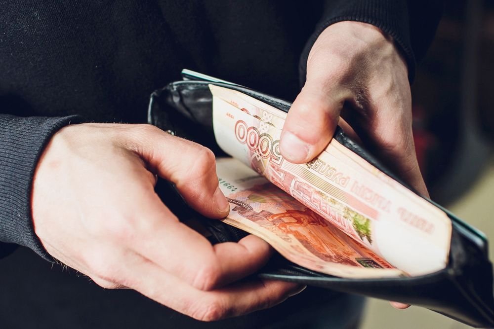 С 1 октября на 7 6 процента будет проиндексирована заработная плата работников бюджетных учреждений Об этом рассказал РИА Новости депутат Госдумы Алексей Говырин Речь идет именно о федеральных учреждениях и органах а не о региональных или муниципальных организациях уточнил парламентарий По его словам под действие распоряжения правительства 2071 р подпадают сотрудники федеральных казенных бюджетных и автономных учреждений работники федеральных государственных органов а также гражданский персонал воинских частей и подразделений тех федеральных органов где предусмотрена военная или приравненная к ней служба Говырин напомнил что индексация зарплат подразумевает под собой увеличение окладов и тарифных ставок А поскольку многие доплаты и надбавки привязаны к размеру оклада то изменятся и они Фото iStock Подписаться на Российскую газету Читать нас в MAX