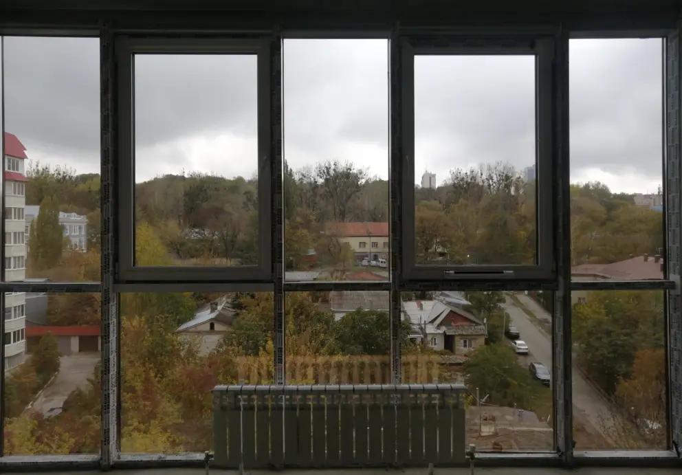 Детям сиротам на Ставрополье выдали 89 жилищных сертификатов Губернатор Владимир Владимиров продолжает контролировать процесс обеспечения жильем детей сирот и детей лишившихся родительского попечения В этом году было выдано 89 жилищных сертификатов в рамках региональных и федеральных программ Получатели могут самостоятельно выбрать жилье учитывая свои предпочтения и потребности Прием заявлений на получение жилищных сертификатов продолжается Если комиссия примет положительное решение сертификаты будут выданы при условии дополнительного финансирования