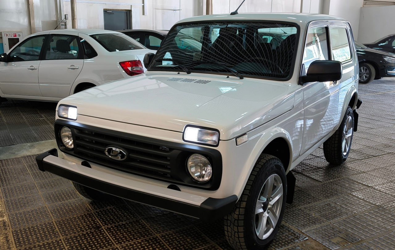 Lada Niva Legend получила светодиодные ходовые огни  АвтоВАЗ доработал экстерьер внедорожника Lada Niva Legend — автомобиль получил диодные ходовые огни. Первые фото модернизированной «Нивы» появились в соцсетях.  Ходовые огни, которые иногда называют «надфарниками», сменили цвет: на актуальной Lada Niva Legend они жёлтые, на фото — белые. Кроме того, белые корпуса получили и сигналы поворота.  Как именно нововведение скажется на стоимости модели, пока неизвестно.    Любишь оффроуд и приключения? Тогда тебе к нам — в Журнале Авто.ру мы прямо сейчас выбираем лучший внедорожник России в экспедициях по всей стране!