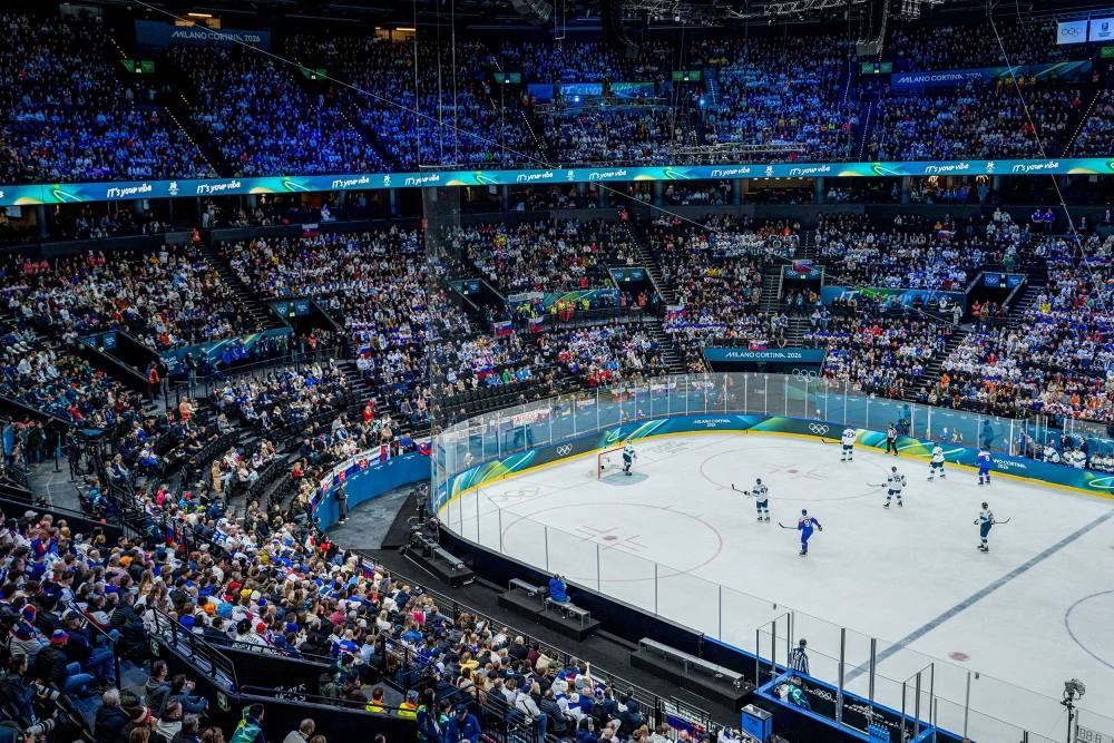 На Олимпиаде арестован болельщик находившийся в розыске 16 лет 44 летний словак думал что о нем забыли и приехал в Милан поболеть за свою сборную в матче против Финляндии Мужчину искали с 2010 года за серию краж в магазинах Его выследили в отеле и доставили в центральную тюрьму Сан Витторе Из позитивного команда Словакии выиграла у финнов 4 1 Надеемся ему сообщили счет в камере Подписывайтесь на РИА Новости Спорт в MAX