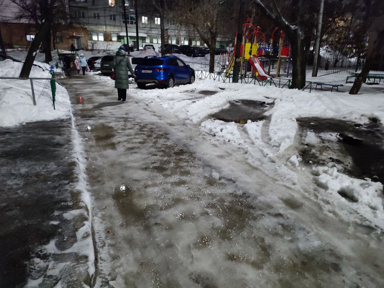 В Самаре установилась аномально тёплая погода  По данным Гидрометцентра температура воздуха в регионе установилась на 6° выше многолетних значений. Атлантические циклоны принесли с собой дождь. Из-за чего на дорогах и тротуарах образовываются лужи, слякоть, а местами и сильный гололёд.   Такая погода, с осадками и переходами температуры через 0, сохранится до конца недели. МЧС России призывает быть внимательными и аккуратными при передвижении по городу.   : ГТРК Самара