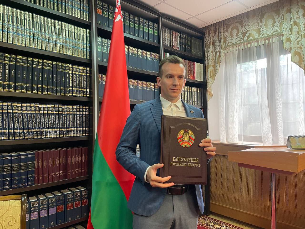 Мечты о будущем — в стенах Парламента Сегодня в Палате представителей прошла встреча депутата Екатерины Поздяйкиной с делегациями Молодёжных парламентов при Каменецком, Малоритском и Жабинковском Советах депутатов. Это были не просто гости — это победители межрайонного конкурса эссе на тему «Если бы я был депутатом». Юные лидеры, которые еще учатся мечтать масштабно, но уже сейчас размышляют о вызовах, ответственности и роли парламентариев в жизни страны. Для гостей Палаты представителей провела экскурсию в постоянно действующей экспозиции, посвященной деятельности Палаты представителей депутат Галина Беляева. Она также рассказала об истории белорусского парламентаризма и Дома Правительства. Завершением дня стала экскурсия в Национальную библиотеку Беларуси. Участники назвали её символом знаний и культурного единства, подчеркнув, что подобные мероприятия формируют уважение к наследию и вдохновляют на общественную деятельность. Палата представителей продолжает поддерживать инициативы, направленные на вовлечение молодёжи в жизнь страны, укрепляя преемственность поколений и доверие между гражданами. Каждая такая встреча— это не просто экскурсия. Это импульс, толчок, который запускает движение. Сегодня молодежь страны — наблюдатели. Завтра— лидеры!