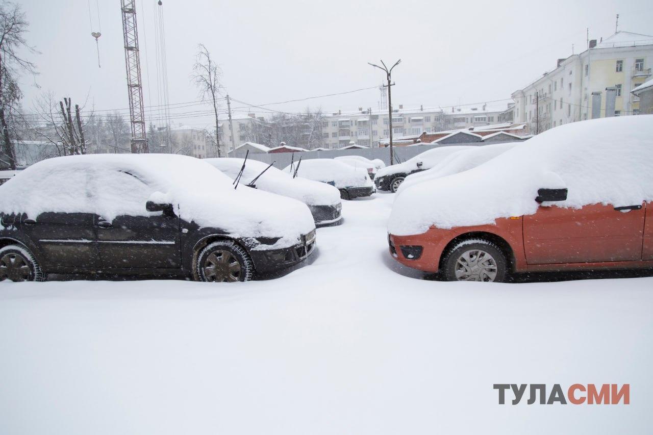 В Тульской области начнут бороться с хаотичной парковкой на дорогах и трамвайных путях Проблеме стоянок в неположенном месте было посвящено рабочее совещание которое провел заместитель министра транспорта и дорожного хозяйства Тульской области Евгений Ташлыков По словам чиновника автомобили припаркованные на проезжей части на трамвайных путях на остановках и в других неположенных местах мешают проезду общественного транспорта и скорой помощи пожарных автоцистерн коммунальной техники Как рассказал директор Тулгорэлектротранса Алексей Марушкин из за неправильной парковки на трамвайных путях и возле остановок общественного транспорта регулярно происходят задержки в движении трамваев и автобусов Вместе с городской администрацией госавтоинспекторы собираются патрулировать наиболее проблемные места в Туле 1  2   Подпишись на новости Мы в MАХ