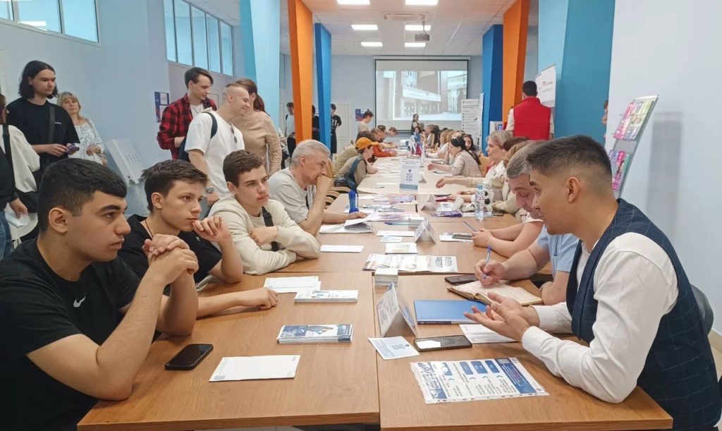 Две трети рязанцев определились со своей будущей профессией еще до последнего школьного звонка Когда звучал последний звонок, 39% рязанцев уже определились, кем хотят стать по профессии, такое исследование провел сервис «SuperJob» среди экономически активного населения из Рязани. К моменту окончания школы почти каждый второй рязанец 48% еще сомневался в выборе профессии. Женщины более решительны: к последнему звонку 42% из них знали, кем будут работать, в то время как среди мужчин таких было 36%. Чем старше респонденты, тем чаще они отмечают, что еще в школьные годы определились с профессией. К моменту получения аттестата о среднем образовании среди рязанцев, которым сейчас до 35 лет, лишь 34% выбрали будущую профессиональную сферу, тогда как среди людей старше 45 лет таких оказалось 48%. С увеличением уровня дохода растет и число тех, кто был уверен в своем выборе профессии к моменту выпуска из школы: 35% среди рязанцев с зарплатой до 50 тысяч рублей в месяц и 43% среди горожан с доходом от 10...