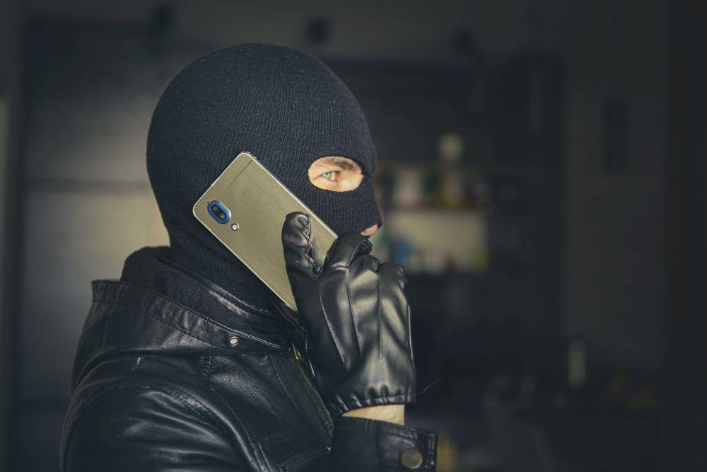 Жительница Курильска потеряла более 4,3 млн рублей, поверив в "легкий заработок" на бирже драгоценных металлов  На удочку мошенников попалась 55-летняя жительница Курильска, лишившись более 4,3 миллиона рублей. Женщина, поверив в обещания легкого заработка на бирже драгоценных металлов, перевела внушительную сумму неустановленным лицам. Все началось с заманчивой рекламы в интернете, которую увидела пострадавшая. Желая поправить свое финансовое положение, она зарегистрировалась на сайте компании "Web3", оставив заявку на обратную связь. Вскоре ей позвонил "специалист", который, представившись сотрудником надежной брокерской компании, начал расписывать преимущества инвестиций на их интернет-платформе. Он уверял в законности сделок и гарантировал высокую прибыль от операций с драгоценными металлами.  Поддавшись уговорам и лживым обещаниям, женщина начала переводить деньги. С 30 июня по 25 июля 2025 года она осуществила множество онлайн-переводов на счета неустановленных лиц, потратив свои личные сбережения  300 000 рублей  и заняв у знакомых оставшуюся сумму. Общая сумма потерянных средств составила поразительные 4 331 863 рубля.  По факту мошенничества возбуждено уголовное дело по части 4 статьи 159 УК  РФ  мошенничество, совершенное в особо крупном размере .  Сообщает УМВД России по Сахалинской области