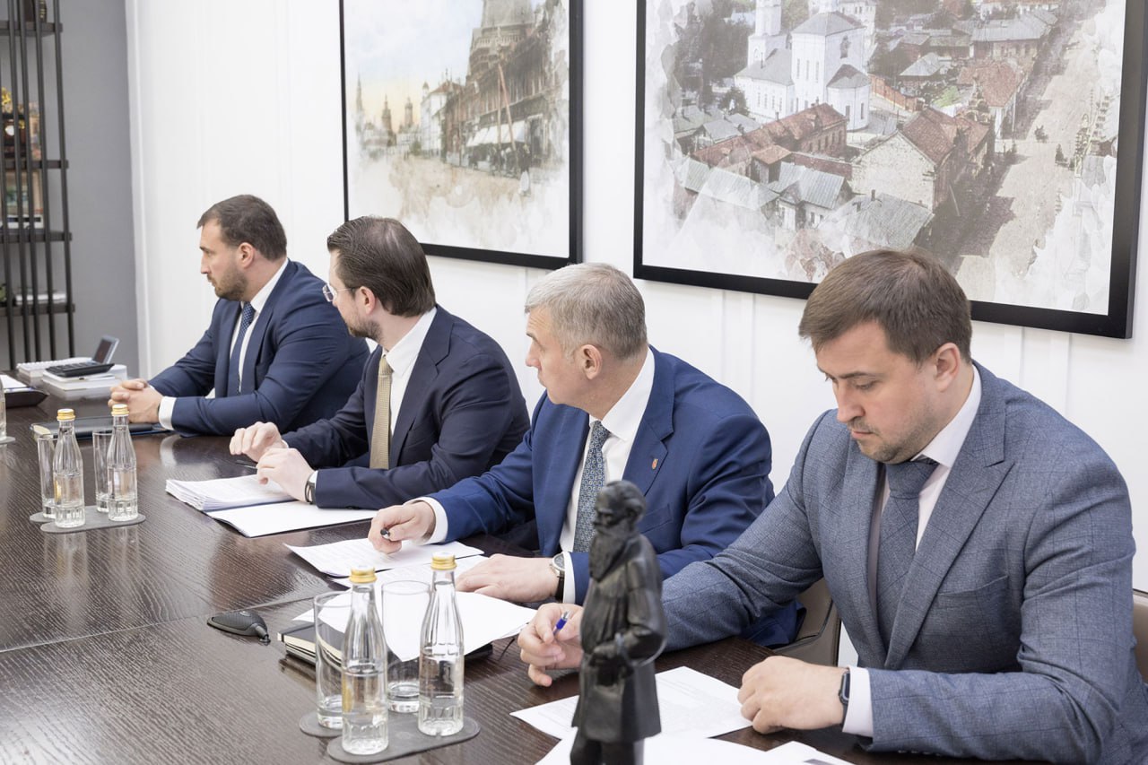 Губернатор Дмитрий Миляев провел рабочую встречу с начальником Московской железной дороги Павлом Ивановым На встрече обсудили развитие перспективной ЖД станции «Маклец». «Компания «РЖД» является важнейшим стратегическим партнером Тульской области в части железнодорожных перевозок, а также строительства инфраструктуры общего пользования. Московская железная дорога – главная пассажирская железнодорожная магистраль страны и важнейшая грузовая магистраль», - подчеркнул Губернатор. Станция «Маклец» обслуживает крупнейший промышленный город Новомосковск, особую экономическую зону, и индустриальный парк «Узловая». В настоящее время Корпорацией развития Тульской области совместно с «РЖД Логистикой» организована работа по подаче заявки на получение технических условий на увеличение грузооборота. Также на встрече обсудили вопрос увеличения пропускной способности станции.