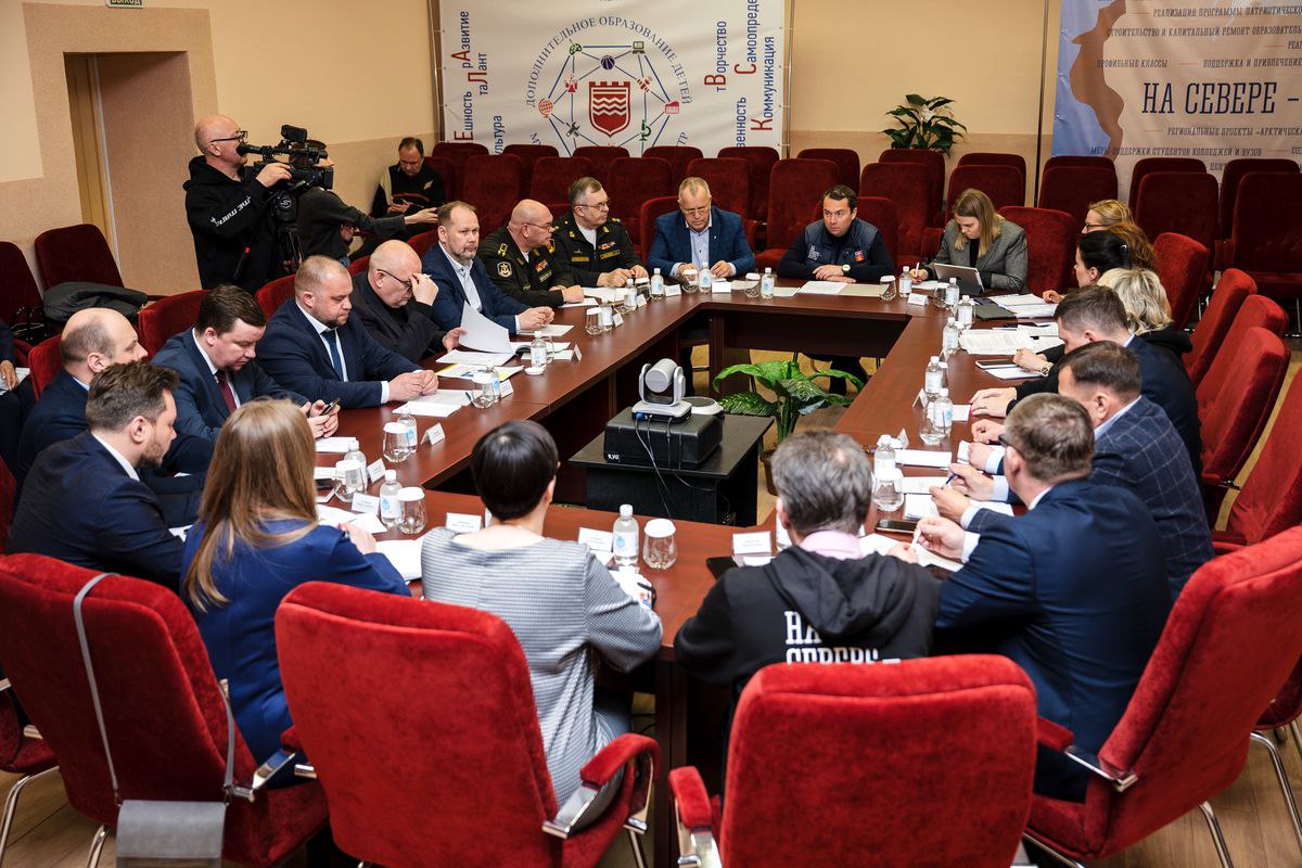 Губернатор Андрей Чибис: реновация ЗАТО - один из важнейших проектов для Мурманской области В рамках визита в закрытое административно-территориальное образование Александровск губернатор Андрей Чибис обозначил значимость проекта реновации ЗАТО. Программа предусматривает реконструкцию социальной и инженерной инфраструктуры региона до 2030 года общим объемом финансирования свыше 70 миллиардов рублей, треть из которых выделяется федеральным центром. Главные цели программы - повышение качества жизни населения, обновление школ, больниц, жилья и инженерных сетей. «Программа реновации ЗАТО направлена на улучшение условий проживания военных и их семей. Это важнейший проект нашего региона», - подчеркнул губернатор Андрей Чибис. Реализация проекта позволит обновить более 1,4 тыс. объектов инфраструктуры и обеспечить комфортную среду обитания для жителей ЗАТО Мурманской области. Фото с сайта правительства Мурманской области.