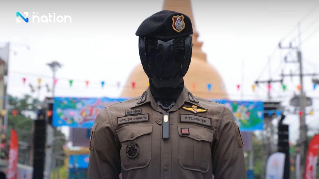 Тайландская полиция представила полицейского робота «AI Police Cyborg 1.0», оснащённого 360-градусными камерами с распознаванием лиц и уже успела опробовать его в действии на праздновании местного Нового года. Киборг-убийца весьма функционален: он способен определять наличие оружия у граждан, искать подозреваемых по чертам лица и телосложению, обнаруживать драки и беспорядки на улицах, а также определять по лицу разыскиваемых граждан. Собственные камеры робота оснащены возможностями видеоаналитики и напрямую подключены к провинциальному центру командования и управления для эффективного контроля за общественной безопасностью во время массовых мероприятий. Rozetked Подписаться