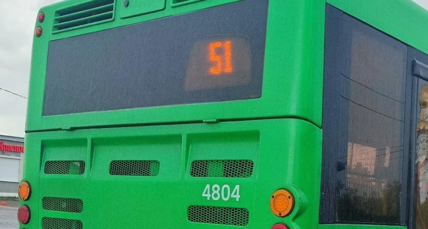 Новый перевозчик, новое расписание: 51-й автобусный маршрут в Челябинске решили улучшить В Челябинской агломерации произошли изменения в работе автобусного маршрута №51 «Молодогвардейцев – Сосновка», на который регулярно и в большом количестве жаловались пассажиры. С сегодняшнего дня маршрут обслуживает МУП «Служба организации движения» директор – Валерий Кочетков . Государственным контрактом предусмотрена работа восьми автобусов большого класса с интервалом 25 минут в часы пик подробное расписание – здесь . ПОДРОБНЕЕ URALPRESS.RU