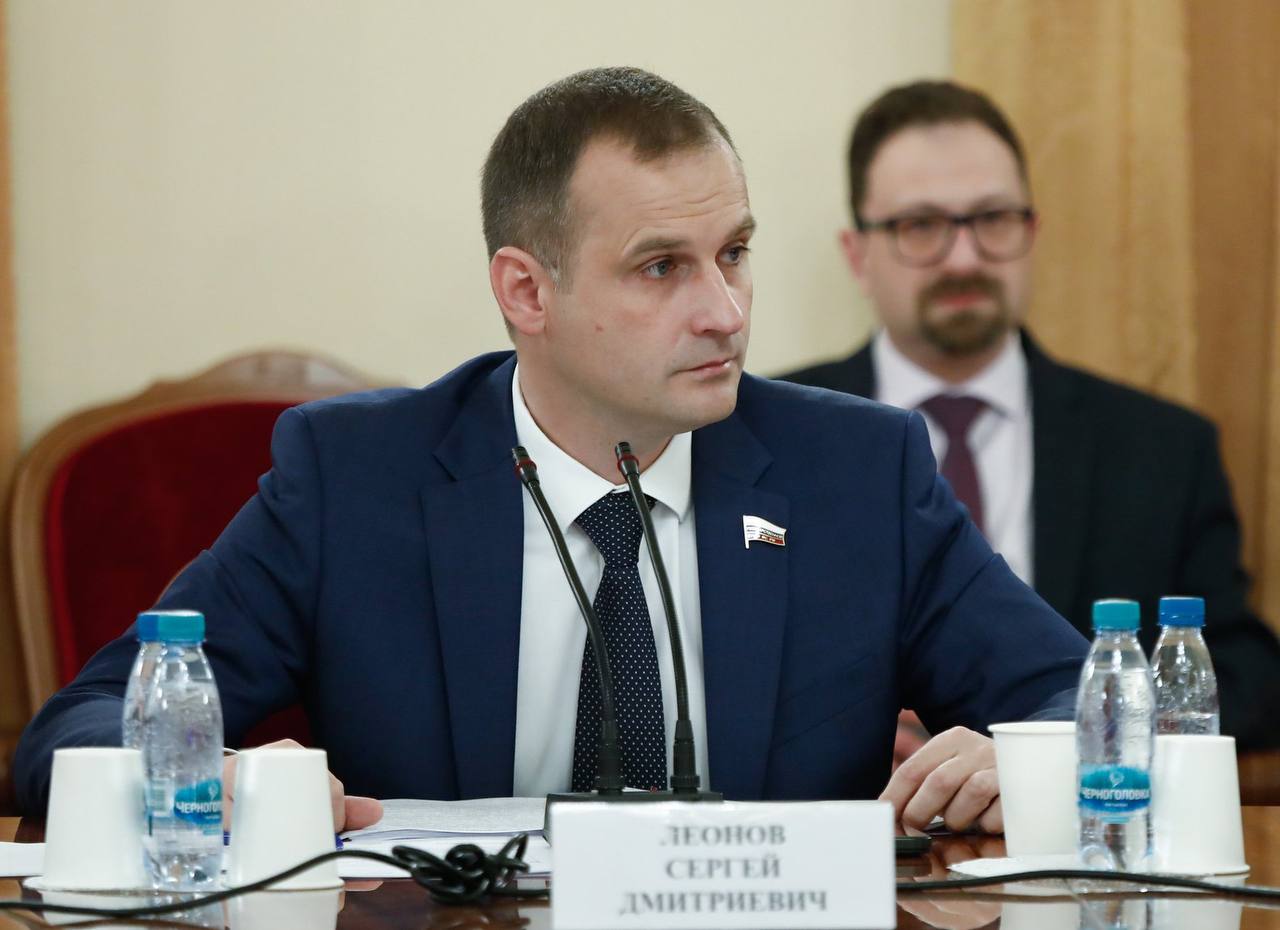 Сергей Леонов Госдума может рассмотреть законопроект о запрете продажи вейпов на остановках 21 октября Сегодня в рамках заседания Комитета по охране здоровья депутаты рекомендовали Государственной Думе принять в I чтении законопроект Законодательной Думы Хабаровского края в котором предлагается запретить продажу любой никотиносодержащей продукции в том числе вейпов на остановках общественного транспорта городского и пригородного сообщения В настоящий момент продажа табачной и никотинсодержащей продукции запрещена на железнодорожных вокзалах в автовокзалах аэропортах морских и речных портах а также на станциях метрополитенов Согласно документу продажа всей никотонисодержащей продукции будет ограничена и на остановках общественного транспорта Сейчас что ни остановка то табачный ларек Люди покупают там сигареты закуривают и травят всех вокруг Никаких хороших последствий для таких пассивных курильщиков не будет Этот законопроект один из наших последовательных шагов по ограничению продажи никотиносодержащей продукции в том числе вейпов рассказал Сергей Леонов Председатель Комитета уверен что принятие подобной меры будет способствовать сокращению территориальной доступности данной продукции и внесет вклад в снижение её потребления среди населения Российской Федерации Ожидается что законопроект может быть рассмотрен в I чтении Государственной Думой 21 октября  Комитет По Охране Здоровья