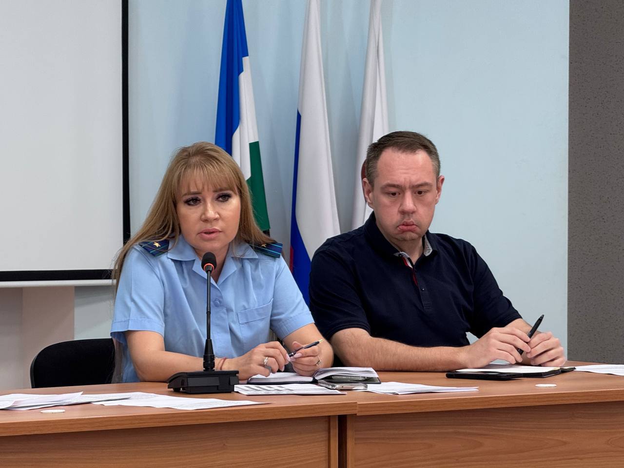 Важное совещание по подготовке к зиме прошло в Калининском районе Уфы!   В Администрации Калининского района города Уфа под руководством главы администрации района Газизьяна Галияновича Ахмедьянова состоялось расширенное заседание штаба по подготовке объектов к осенне-зимнему периоду. От Государственного комитета Республики Башкортостан по жилищному и строительному надзору присутствовал начальник отдела государственного жилищного надзора и лицензионного контроля по Северному округу ГО Уфа Роман Радикович Ахатов.  Также в заседании приняли участие:   Представитель районной прокуратуры   Управляющие компании района   Специалисты БашРТС   Представители предприятий и организаций  Основные итоги:  Работы по подготовке к зиме ведутся согласно графику  Выявлены отдельные замечания к некоторым управляющим компаниям  Установлены конкретные сроки завершения всех работ  На следующем заседании будет представлен отчёт об исполнении   Главная задача — обеспечить качественную подготовку жилого фонда Уфы к зимнему периоду. Все участники штаба нацелены на достижение этой важной цели!