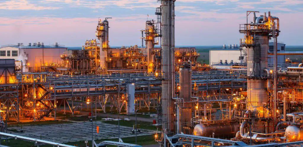 Почему Eni и Shell отказали в строительстве газоперерабатывающего завода на «Карачаганаке»? Консорциум западных инвесторов во главе с итальянской Eni и британской Shell не допустят до строительства газоперерабатывающего завода ГПЗ на месторождении «Карачаганак». Об этом сообщили в Минэнерго Казахстана, передаёт Kazinform. Причина отказа — условия, выдвинутые компаниями. «Казахстан признал неприемлемыми с экономической точки зрения условия, поставленные акционерами по итогам переговоров. В их числе было условие выплаты $1 млрд дополнительно к 100% расходов на строительство Карачаганакского ГПЗ», — пояснили в ведомстве. Отметим, что переговоры о строительстве ГПЗ шли в течение двух лет. Ранее Bloomberg сообщал, что консорциум предложил Казахстану перенести сроки ввода ГПЗ в эксплуатацию с 2028 года на 2030 год, увеличить стоимость строительства с $3,5 млрд до $6 млрд, а также запросил покрытие $1 млрд расходов для обеспечение рентабельности проекта. Акционеры потребовали компенсаций, так как окупить затраты на строительство завода в течение 3-4 лет невозможно. Срок соглашения о разделе продукции с Казахстаном по этому месторождению истекает в 2037 году. В некоторых источниках сообщают, что срок истекает в 2033 году. В настоящее время Минэнерго рассматривает возможность реализации проекта с другими партнерами. ℹ Запасы месторождения «Карачаганак» оцениваются в 1,3 трлн кубометров газа и 1,2 млрд тонн нефти и газового конденсата. В настоящее время газ с месторождения перерабатывается на мощностях ГПЗ «Газпром переработки» в российском Оренбурге. Logistan.info Логистика Экономика
