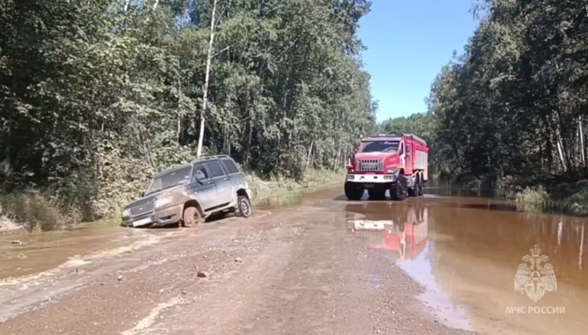Вода пошла на спад в Селемджинском районе  Спасатели продолжают помогать жителям Селемджинского района, где из-за обильных дождей осложнилась паводковая обстановка, пишет пресс-служба ГУ МЧС России по Амурской области.  По ситуации на 9 августа в селах Февральское и Бысса остаются подтопленными 32 приусадебных участка. При этом вода отошла от жилых домов и дорог, продолжается ее спад. Со всеми населенными пунктами есть сообщение. Всего с начала паводка в селах Февральское, Бысса и Норск подтоплены были 61 приусадебный участок, шесть жилых домов и два участка автодорог.  «Гребень паводка на реке Селемджа проходит участок Норск – Усть-Ульма», - сообщили в пресс-службе управления.  Спасатели МЧС доставляют жителям продукты и воду, буксируют транспортные средства, перевозят сельчан через затопленные участки дорог на технике высокой проходимости. Специалисты контролируют гидрометеорологическую обстановку, в том числе с применением беспилотника.  Скриншот видео