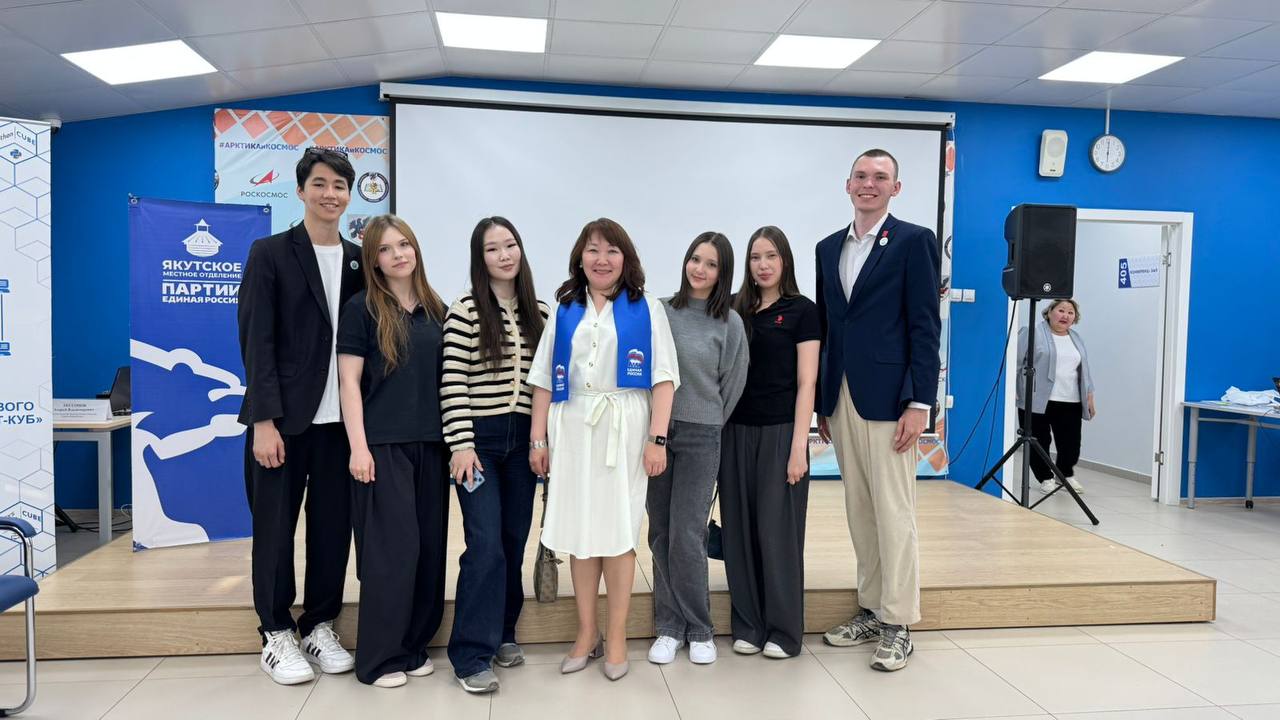 Сегодня в Центре цифрового образования детей «IT-Куб.Якутск» состоялся мозговой штурм «Кадры для города: Моя карьера», в котором приняли участие активисты Детского общественного совета при главе ГО «город Якутск». Данное мероприятие направлено на выработку совместных решений по вопросам ранней профориентации учащихся, взаимодействия школы с работодателями, а также формирования кадрового потенциала с учётом потребностей и мастер-плана развития города. В качестве лекторов выступили начальник Управления образования города Якутска Мария Петрова и заместитель начальника Департамента экономики и стратегического планирования города Якутска Николай Ушницкий. Работа мероприятия была организована в три этапа, каждый из которых был посвящен важным вопросам, касающимся подготовки кадров для нашего города. Итоги мероприятия подвел заместитель главы по социальным вопросам Владимир Аржаков.