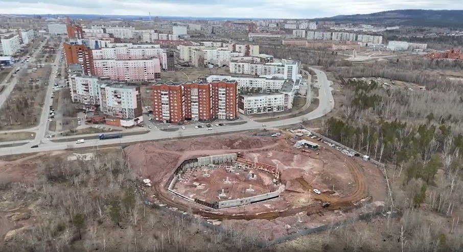 Строительство аквапарка в Братске планируют завершить в 2028 году Здание будет рассчитано на 227 человек. В нем предусмотрят плавательные и игровые бассейны, зону для детей дошкольного возраста, волновой бассейн, водные аттракционы, а также гидромассажные ванны, сауны и кафе быстрого обслуживания. Проект предусматривает разделение зоны аквапарка на несколько функциональных акваторий: акваторию развлечений с аттракционами-горками, термальную зону и акваторию для отдыха — искусственный пляж. К подготовительным работам застройщик приступил в третьем квартале прошлого года. На сегодняшний день выполнены работы по организации строительной площадки, ведется возведение несущих конструкций подземной части здания. Жилстройнадзор Иркутской области