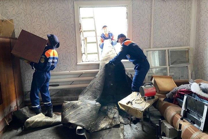 В Оймяконском районе восстанавливают дороги и продолжают выплаты пострадавшим В Якутии продолжаются мероприятия по восстановлению инфраструктуры и оказанию помощи пострадавшим от паводков. Очередное заседание правительственной комиссии по ликвидации последствий ЧС прошло под руководством министра экологии республики Евгения Перфильева. Как сообщил первый замминистра транспорта Анатолий Потапов, в Оймяконском районе восстановлено движение по автодороге Томтор - Куйдусун, пострадавшей в результате стихии. По данным Минтруда РС Я , на 24 июля от жителей пострадавших сел поступило 1 412 заявлений: 1 033 на получение единовременной помощи, еще 379 - на компенсации за утрату имущества первой необходимости. Фото: МЧС Якутии
