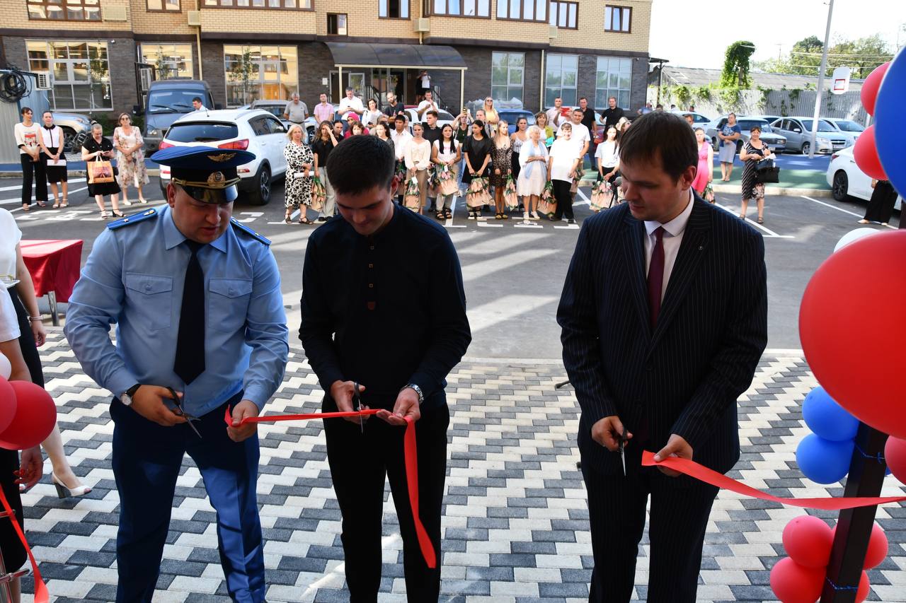 В Северском районе прокуратура добилась предоставления 22 сиротам благоустроенных квартир  Прокуратура Северского района провела проверку исполнения жилищных прав детей-сирот.  Установлено, что 22 сироты были включены в список лиц, подлежащих обеспечению жилыми помещениями во внеочередном порядке. Несмотря на это, должностные лица районной администрации длительное время не осваивали субвенции, предназначенные для приобретения благоустроенных жилых помещений для лиц, относящихся к указанной категории.  В связи с этим прокуратура внесла представление главе администрации муниципального образования.  После вмешательства надзорного ведомства прокурор Северского района в торжественной обстановке вручил 22 сиротам ключи от квартир в новом доме.