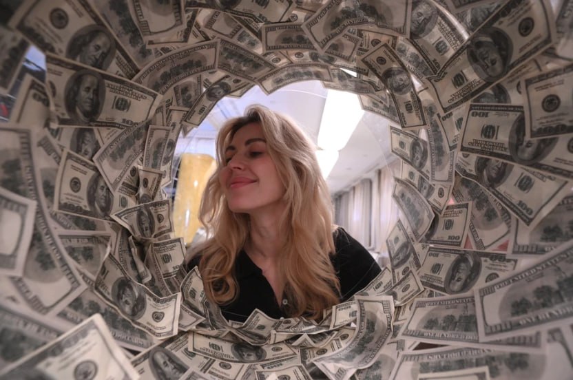 Зумеры станут самым богатым поколением бумерам и миллениалам не снились такие доходы Поколение зумеров рожденное с 1997 по 2012 годы может стать самым богатым Однако согласно отчету Bank of America это произойдет не раньше 2035 года Зумеры разбогатеют так что предыдущим поколениям миллениалам и бумерам даже не снилось Их богатство согласно подсчетам экспертов увеличится благодаря росту зарплат с получением опыта и наследству от старших поколений К 2030 году их глобальные доходы вырастут до 36 трлн долларов а расходы до 12 6 трлн долларов Исследования также показывают что зумеры ведут спокойный образ жизни рано ложатся спать даже на Новый год и почти не пьют алкоголь опасаясь депрессии Подписаться на truekpru Читать нас в MAX