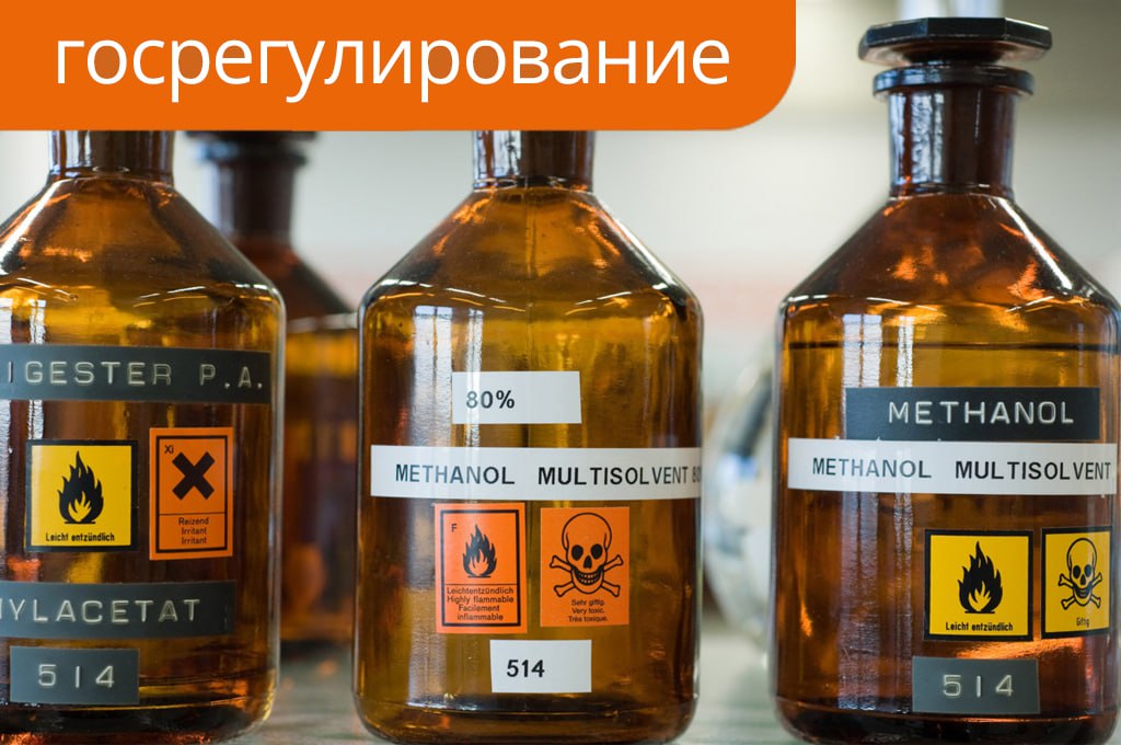 В России предложили контролировать оборот метанола через ЕГАИС Национальный автомобильный союз НАС направил премьеру РФ Михаилу Мишустину предложение распространить систему ЕГАИС на оборот метанола Инициатива может не только сократить нелегальное использование вещества в автохимии но и создать новый источник спроса для российских производителей Сейчас метанол запрещён к применению в стеклоомывающих жидкостях однако по данным НАС он по прежнему широко используется нелегально Союз предлагает вернуть его в легальный оборот при условии обязательной денатурации и контроля через ЕГАИС Как отмечали в RUPEC при объёме российского рынка стеклоомывателей более 1 млн тонн потребность в метаноле для их производства может составить до 400 тыс тонн в год Такая мера позволила бы частично компенсировать сокращение экспортных поставок российских производителей метанола которое произошло после ухода с европейского рынка В Минпромторге идею готовы обсуждать после завершения формирования реестра легальных производителей метанола запланированного на 1 ноября 2025 года