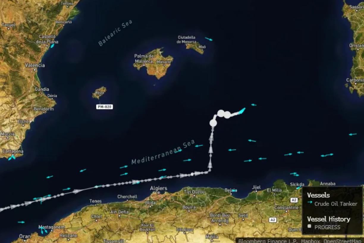 Неуправляемый Прогресс дрейфует в сторону Суэцкого канала По данным Блумберг танкер Прогресс под санкциями Евросоюза и Великобритании двигался на восток вдоль североафриканского побережья в направлении Суэцкого канала На борту 730 000 баррелей нефти Urals Пройдя Алжир в среду днем судно внезапно повернуло на север и сошло с судоходных путей В ранние часы четверга его навигационный статус изменился на Не управляется К полудню пятницы судно продолжало дрейфовать на восток со скоростью около 1 узла Официальных комментариев пока нет