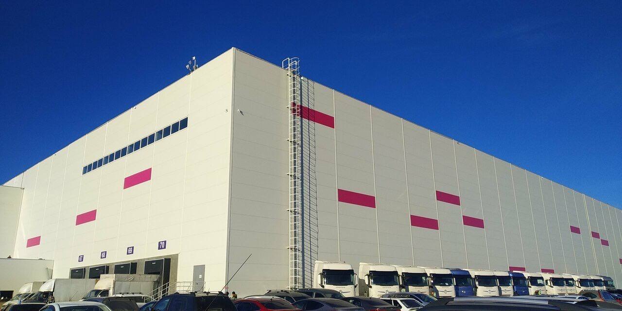 Лифт раздавил 20 летнего грузчика на складе маркетплейса в Екатеринбурге Трагедия произошла ночью на складе Wildberries на улице Перспективной 12 2 По предварительным данным у молодого сотрудника в спусковом лифте зажало тару Он попытался вытащить её вручную нарушив технику безопасности В этот момент сверху пошла следующая партия она и придавила парня Грузчик погиб на месте В пресс службе маркетплейса подтвердили смерть сотрудника а также пообещали оказать помощь и поддержку семье погибшего По предварительной информации несчастный случай произошёл в связи с несоблюдением техники безопасности сотрудник оказался в зоне предназначенной исключительно для работы специализированной техники оборудования для транспортировки грузов с этажей мезонина Самостоятельные действия с техникой привели к непоправимым последствиям оперативно прибывшая на место скорая помощь констатировали смерть Мы выражаем искренние соболезнования близким погибшего и обязательно окажем всю необходимую помощь и поддержку В настоящий момент причины произошедшего устанавливаются на месте работают правоохранительные органы сообщили в пресс службе объединенной компании Wildberries Russ Сейчас склад продолжает работу в штатном режиме соболезнуем родным Подписаться на 4 канал Мы в MAX