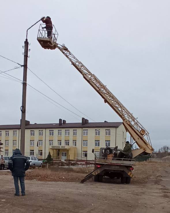 По поручению Главы ДНР Дениса Пушилина силами МБУ «СБ Вектор» проведены восстановительные работы уличного освещения  замена ламп освещения  возле школы № 1, № 2 и детского сада «Алиса».