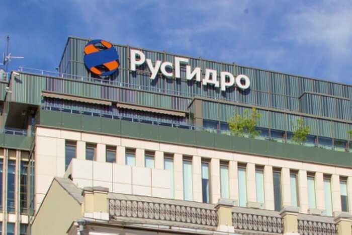 Русгидро на грани банкротства: как крупнейший производитель электроэнергии России довели до коллапса Крупнейшая энергетическая компания России – ПАО «Русгидро» – балансирует на грани финансового краха. Руководство уже откровенно признаёт: ситуация критическая, и компания не способна справиться без государственной поддержки. За последний год «Русгидро» понесло убыток в 61,2 млрд рублей, а долг вырос с 355 до 567 млрд рублей — рост почти на 60%. При этом только на обслуживание кредитов уходит почти 65 млрд рублей, что составляет 10% от всей выручки — в 2,5 раза больше, чем в прошлом году. Что же стоит за этой катастрофой? Рост цен и инфляция, конечно, давят, но главная причина — неэффективное управление и отсутствие долгосрочной стратегии развития. Высокие процентные ставки делают невозможными инвестиции в модернизацию электросетей и станций, без которых компания рискует превратиться в «энергетического больного» страны. Ограничения на повышение тарифов лишь усугубляют ситуацию: социальная направленность отрасли превращается в финансовую ловушку. В этом году «Русгидро» предстоит погасить долг в 150 млрд рублей — огромная сумма, которая без экстренной помощи правительства обречена на провал. Не только компания, но и вся российская энергосистема рискует оказаться под угрозой срыва. Фактически, мы видим крах одной из главных энергетических корпораций России — провал, который мог быть предотвращён, если бы не системная коррупция, некомпетентность топ-менеджмента и политическое покровительство, позволяющее годами игнорировать проблемы. Сегодня же эти скрытые проблемы вылезают наружу с пугающей силой. Время задавать вопросы: кто на самом деле несёт ответственность за финансовый коллапс «Русгидро»? И какова цена этого краха для страны? Источник: ВЧК-ОГПУ