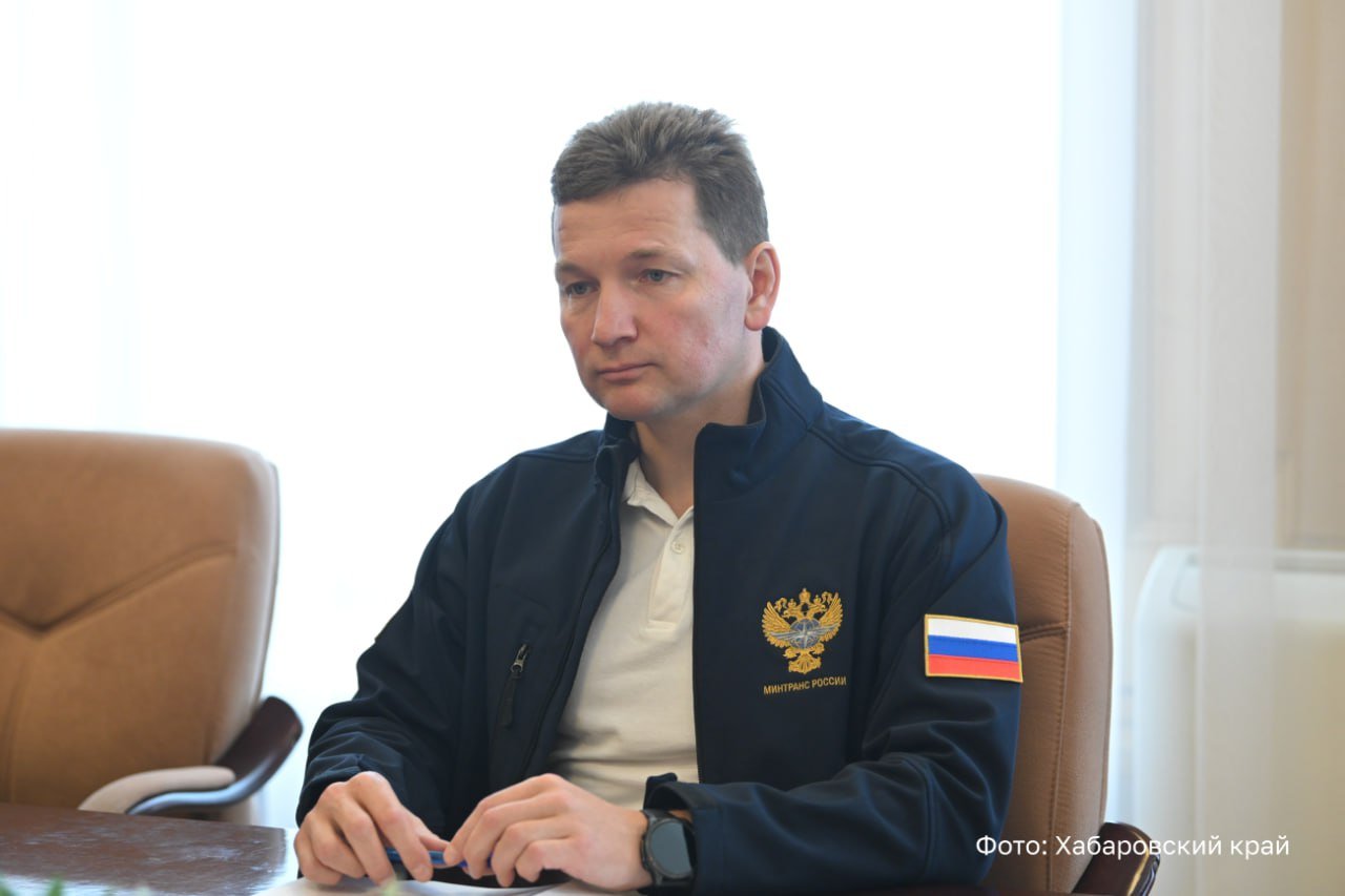Новый пункт пропуска на границе с Китаем появится в 2028 году Возведение пункта пропуска на острове Большой Уссурийский стало одной из тем встречи первого заместителя министра Валентина Иванова с губернатором Хабаровского края Дмитрием Демешиным. Работа ведется по поручению Президента и в рамках нацпроекта «Эффективная транспортная система». Строительство планируется завершить в 2028 году. Границу в сутки здесь смогут пересекать 250 грузовых, 100 легковых и 50 пассажирских транспортных средств, 2,5 тыс. человек и порядка 3,6 тонн грузов. Это повысит туристическую и инвестиционную привлекательность региона. В ближайшее время Росгранстрой планирует заключить госконтракт на строительство пункта пропуска «под ключ», что позволит сократить срок реконструкции на полгода и запустить подготовительные работы с момента направления проектной документации на госэкспертизу. Также региону предстоит построить подъездную дорогу к пункту пропуска и инфраструктуру инженерной защиты от наводнений. #ЭТС Написать нам
