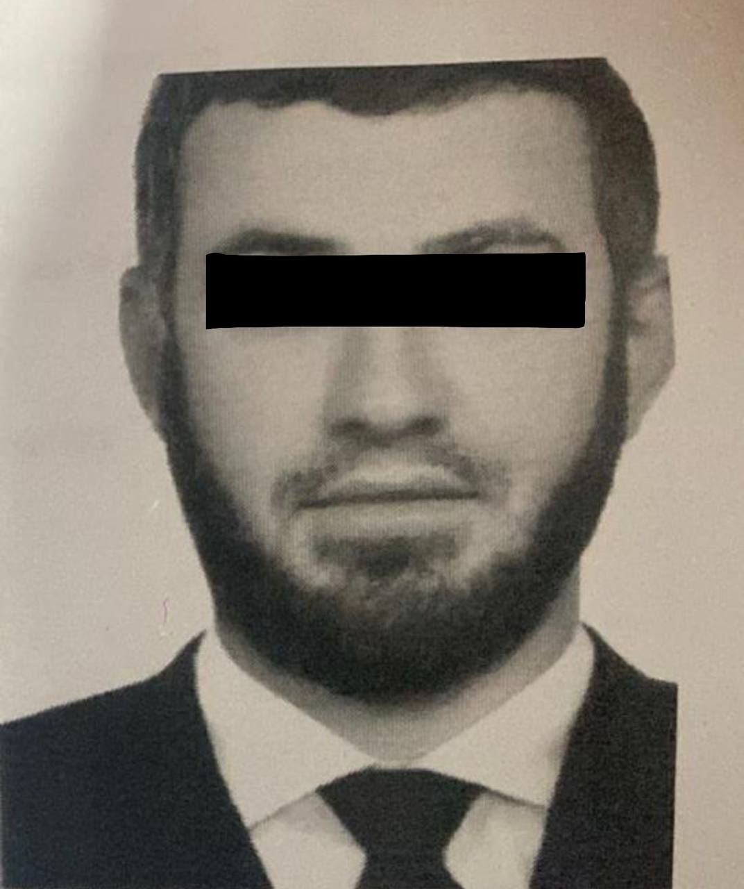 В Малгобеке полиция задержала мужчину, подозреваемого в причинении вреда здоровью несовершеннолетнего 1 мая 2025 года около 22:00 в реанимационное отделение Малгобекской больницы с проникающим ножевым ранением в области грудной клетки слева госпитализирован 15-летний малгобекчанин. В ходе выезда следственно-оперативной группы МО МВД России «Малгобекский» установлено, что ранение несовершеннолетнему причинил 29-летний житель Малгобека, который в ходе конфликта также нанес ножевое ранение родственнику пострадавшего. Сотрудники полиции оперативно установили местонахождение подозреваемого. При задержании мужчина оказал активное сопротивление, причинив двум сотрудникам телесные повреждения. Противоправные действия были пресечены. У злоумышленника и в ходе осмотра его автомашины полицейские изъяли пистолет и патроны. Изъятое направлено на экспертизу. В настоящее время проводится комплекс проверочных мероприятий, направленный на установление всех обстоятельств произошедшего.