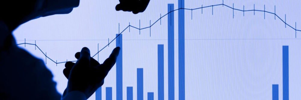 Госдума приняла в I чтении законопроект о реформе контроля за использованием инсайдерской информации и манипулированием рынком В пояснительной записке говорится что предложенные меры направлены на укрепление и повышение доверия инвесторов к рынку Документ размещен в системе обеспечения законодательной деятельности В частности предлагается исключить из определения об инсайдерской информации критерий о точности и конкретности Также предлагается изменить формулировки действий которые признаются манипулированием рынком для избегания их неточного понимания Кроме того проект вводит требование для физлиц включенных в список инсайдеров юрлиц о том чтобы они сообщали компании о совершении личных операций с инструментами Профучастников и эмитентов обяжут отслеживать наличие признаков неправомерного использования инсайдерской информации и манипулирования рынком и сообщать о них организатору торговли и ЦБ jkinvest news jkinvest