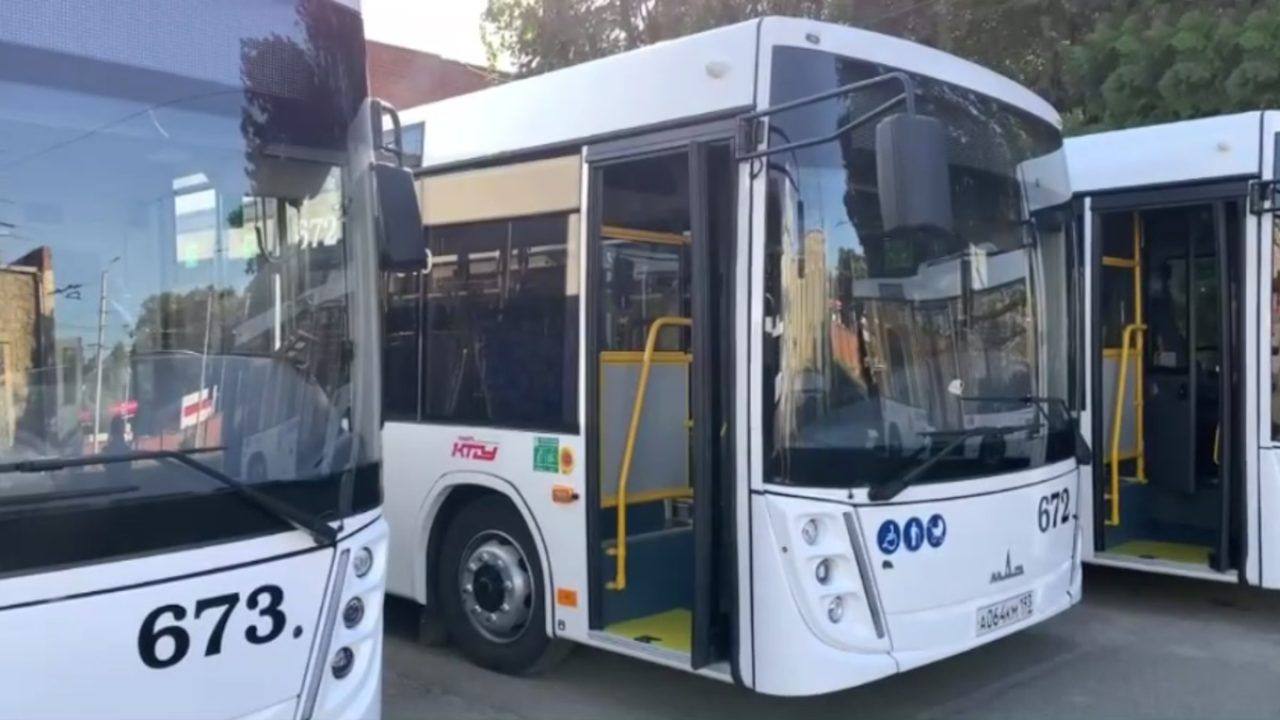 С 30 мая в Краснодаре подорожает проезд на ряде автобусных маршрутов С конца мая в Краснодаре изменится стоимость проезда на автобусах, работающих по брутто-контрактам. Цена билета вырастет с 50 до 55 рублей. Нововведение затронет маршруты: № 19, 32, 33, 66, 83, 89, 91, 101А, 102А, 120А, 121А, 140А, 154А, 155А, 160А, 163А и 177. При этом стоимость проезда и провоза багажа в остальных видах городского транспорта останется прежней. Фестивальный Краснодар Ваши фото/видео/истории присылайте нашему админу