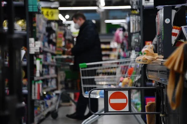 Ритейлеры стали чаще закрывать супермаркеты и гипермаркеты В России продолжается снижение количества крупноформатных продуктовых магазинов В январе сентябре 2025 года количество супермаркетов и гипермаркетов снизилось на 1 4 подсчитали в Infoline За это время закрылось 67 объектов общей площадью 185 2 тыс кв м Сейчас топ 200 продуктовых сетей управляют около 4 7 тыс супермаркетов и гипермаркетов по всей стране добавляют аналитики Infoline В текущих экономических условиях при высокой ключевой ставке ЦБ открытие супермаркета и тем более гипермаркета с нуля становится нерентабельным отмечает гендиректор Infoline Аналитики Михаил Бурмистров По его словам эти площади ритейлеры трансформируют под другие форматы Сейчас для розничных компаний привлекательными являются жесткие дискаунтеры Затраты на открытие таких объектов в среднем на 20 40 ниже чем у супермаркетов ранее отмечали в Ассоциации компаний розничной торговли АКОРТ Снижение количества крупноформатных объектов продуктовых ритейлеров связано с изменением потребительских привычек Российские покупатели все чаще отдают предпочтение более удобным и компактным магазинам в шаговой доступности от дома с самым необходимым ассортиментом и онлайн доставке продуктов на дом отмечает партнер консалтинговой компании One Story Ольга Сумишевская Сейчас в России наиболее заметно растет число компактных магазинов площадь которых составляет 100 200 кв м поясняет председатель президиума АКОРТ Станислав Богданов По его словам по сравнению с 2024 годом количество небольших магазинов выросло на 15 Общая площадь торговых точек по данным самих ритейлеров сократилась примерно на 1 Еще один фактор который ведет к падению популярности супермаркетов и гипермаркетов высокие цены на продукты отмечает Михаил Бурмистров В условиях перехода россиян к сберегательной модели потребления это негативно сказывается на развитии этих форматов Кроме этого супермаркеты теряют свои прежние особенности и преимущества Раньше наличие расширенного ассортимента готовой кулинарии пекарен и кофе поинтов отличало этот формат от других отмечает господин Бурмистров Сейчас же по его словам такие тенденции характерны для всего рынка продуктового ритейла В таких условиях продуктовым сетям приходится оптимизировать такие объекты региональные сети часто развивают дарксторы для онлайн доставки на площади своих супермаркетов Крупные игроки оптимизируют работу своих объектов либо за счет сокращения торговой площади либо самого ассортимента поясняет Михаил Бурмистров Так в июле 2025 года ассортимент продовольственных товаров в российской рознице сократился на 2 3 год к году а непродовольственных на 1 8 подсчитали в исследовательской компании Нильсен