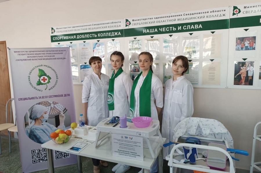 Основной этап приёмной кампании завершился в Свердловском областном медицинском колледже крупнейшем в России В этом году 11 тысяч 940 человек подали заявления чтобы обучаться медицинским фармацевтическим и спасательным специальностям Самыми популярными направлениями у уральских абитуриентов стали сестринское дело 4 тысячи 573 заявления лечебное дело 3 тысячи 132 заявления и акушерское дело 787 заявлений Зачислят в СОМК 4 5 тысячи первокурсников Обучаться за счёт средств областного бюджета смогут 2 тысячи 570 студентов из них 500 человек по целевым направлениям