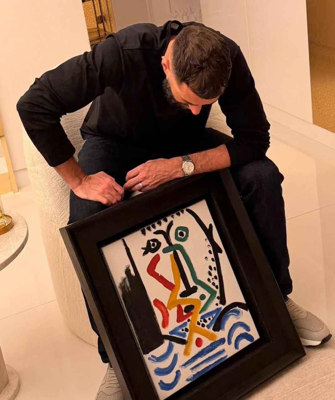 Карим Бензема приобрел картину Пикассо Нападающий саудовского Аль Иттихада Карим Бензема сообщил в Instagram владелец компания Meta признанная в России экстремистской и запрещенной о покупке картины Пабло Пикассо Портрет бородатого мужчины Бензема опубликовал фотографию на которой позирует рядом с картиной Публикацию он сопроводил подписью Добро пожаловать домой Картина была написана Пикассо в 1964 году Как отмечает RMC Sport ранее она выставлялась в нью йоркской галерее арт дилера Хелли Нахмада Стоимость картины не раскрывается Соцсети Бензема Подписаться на РБК Спорт